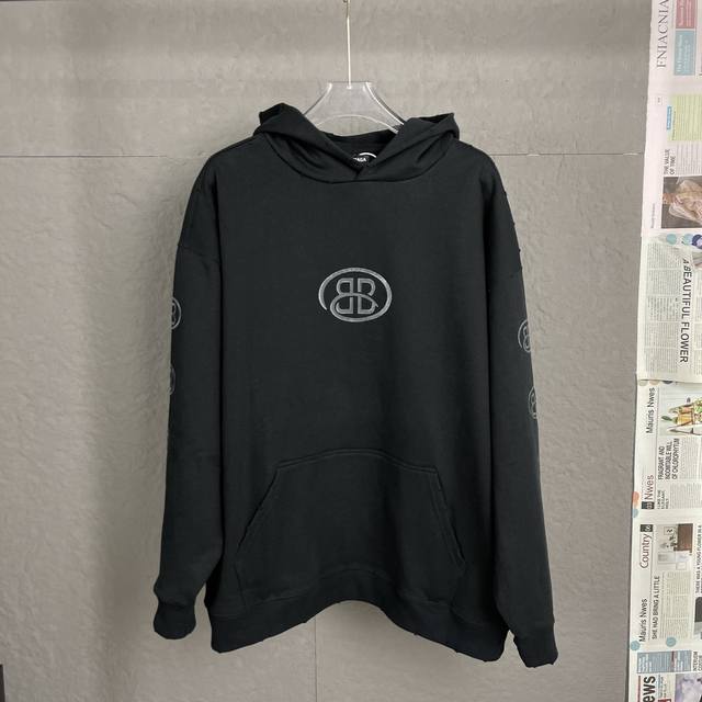 A81 高品质-Balenci*Ga 巴黎连帽衫卫衣 又是今年的一大爆款 第一时间购入原版打版 采用进口直喷印花 高成本重工磨破工艺 细节领口 袖口 下摆等 整