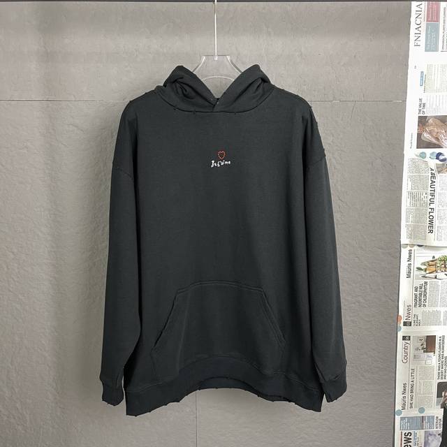 款号：A99 -Balenci*Ga 巴黎破洞刺绣连帽衫卫衣 又是今年的一大爆款 第一时间购入原版打版 采用进口田岛机刺绣 高成本重工洗水磨破做旧工艺 细节领口