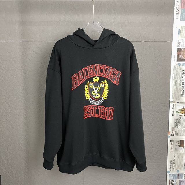 款号：A100 -Balenci*Ga 巴黎破洞刺绣连帽衫卫衣 又是今年的一大爆款 第一时间购入原版打版 采用进口直喷印花 高成本重工洗水磨破做旧工艺 细节领口