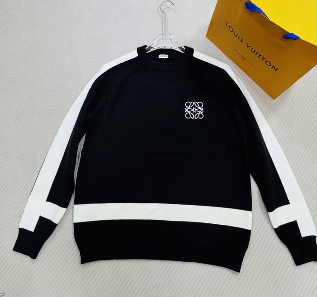 Loewe Fw24新季产品 莫代尔Anagram口袋毛衣 螺纹衣领、袖口和下摆，对比色嵌花Anagran胸袋。追求细节 注重完美 宽松款式 男女同款 颜色：