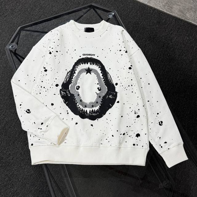 Y纪梵希 25款高版本圆领卫衣，落肩宽松版型，全棉面料克重380克 不变形 不缩水 三标齐全 男女同款 工艺：进口康丽机数码直喷印花工艺，手绘涂鸦工艺 颜色：黑