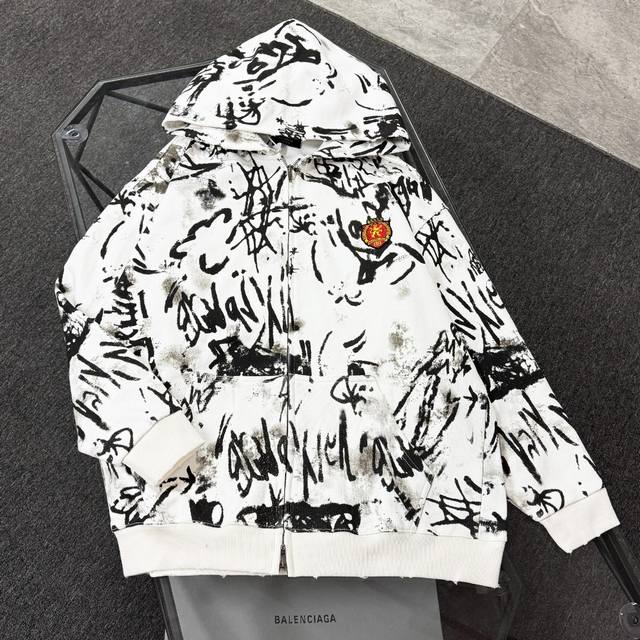 Balenciaga 巴黎世家 25款高版本拉链连帽卫衣，落肩宽松版型，全棉面料克重480克 不变形 不缩水 三标齐全 男女同款 工艺：磨烂破洞.进口康丽机数码