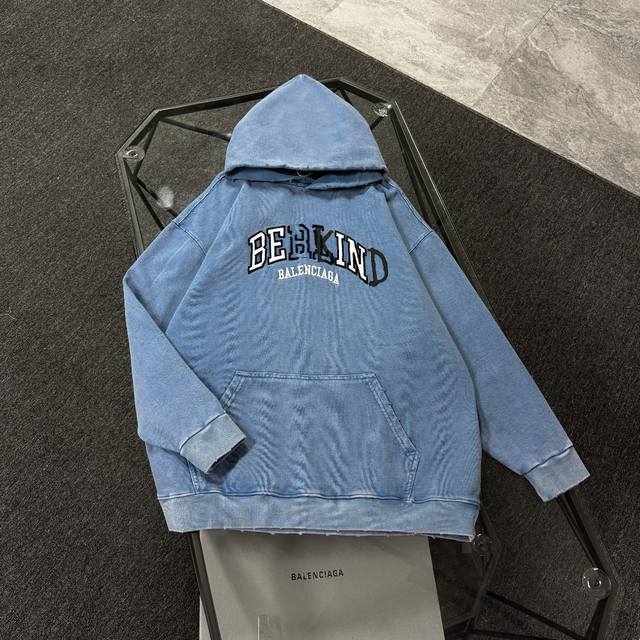 Balenciaga 巴黎世家 25款高版本连帽卫衣，落肩宽松版型，全棉面料克重480克 不变形 不缩水 三标齐全 男女同款 工艺：印好花再使用进口3D立体刺绣