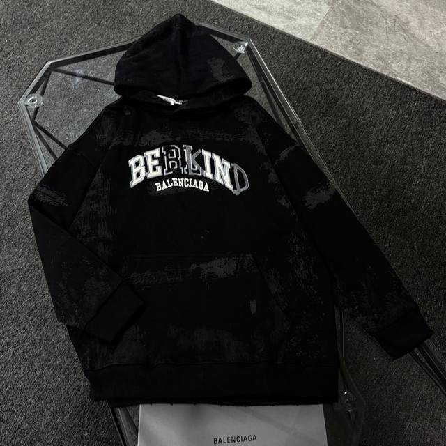 Balenciaga 巴黎世家 25款高版本连帽卫衣，落肩宽松版型，全棉面料克重480克 不变形 不缩水 三标齐全 男女同款 工艺：磨烂破洞.进口康丽机数码直喷