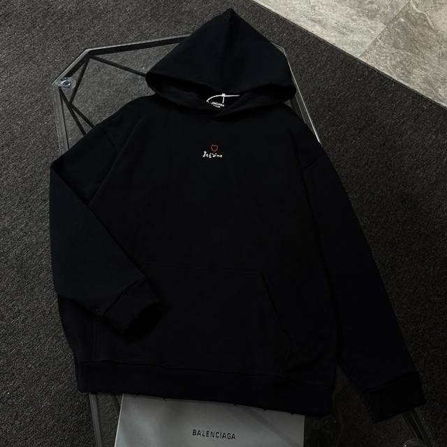 Balenciaga 巴黎世家 25款高版本连帽卫衣，落肩宽松版型，全棉面料克重480克 不变形 不缩水 三标齐全 男女同款 工艺：磨烂破洞.进口机刺绣工艺 颜