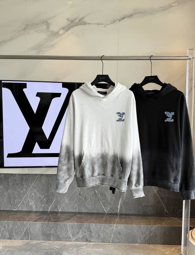 路易威登2025秋季老花贴布刺绣原单专柜美式酸洗做旧激光烧花贴布绣情侣休闲带帽卫衣 最高版本！定制面料440克牛肚毛圈面料！美式酸洗做旧原身布激光烧花贴布绣 字