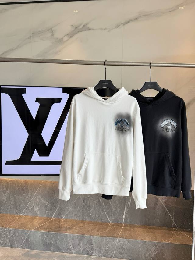 路易威登2025秋季老花牛仔贴布刺绣原单专柜美式酸洗做旧激光烧花贴布绣情侣休闲带帽卫衣 最高版本！定制面料440克牛肚毛圈面料！美式酸洗做旧原身布激光烧花贴布绣