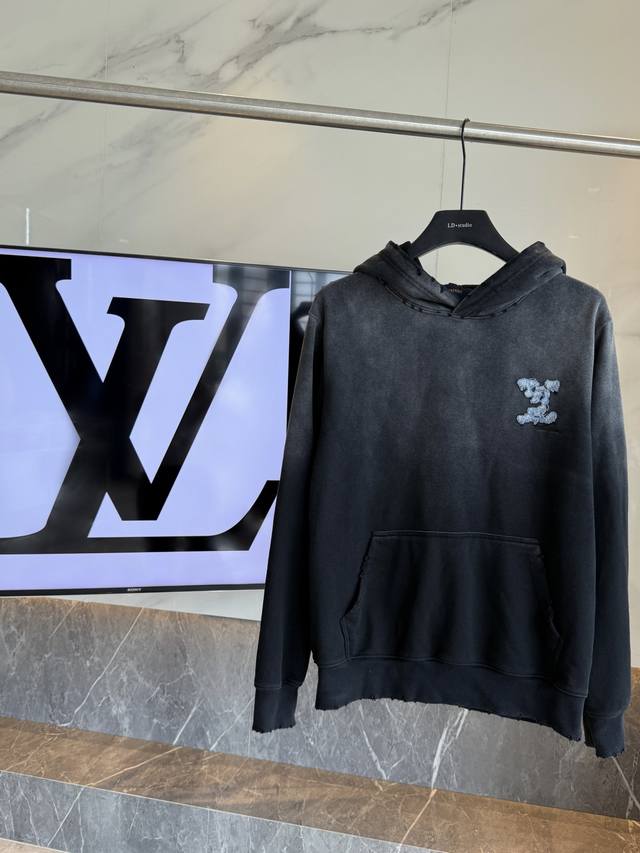 430克路易威登游离浮雕刺绣带帽卫衣 颜色：黑色 白色 码数：S M L Xl 抓毛底&鱼鳞底卫衣面料、休闲圆领版型、前后饰有渐变刺绣罗纹衣领、袖口及下摆 #掺