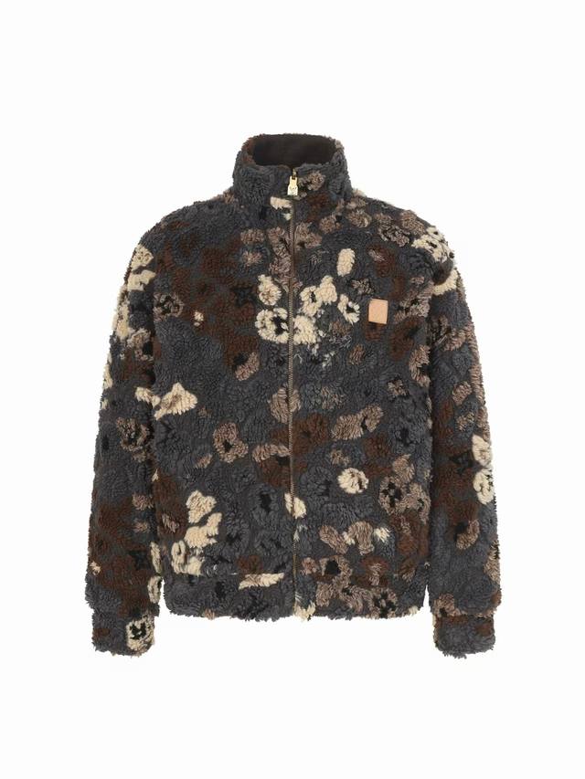 Lou 路易25Fw新款双面穿羊羔毛夹克外套 一面采用 3D 绒面呈现 1V Leo 图案，其间融入 Monogram 元素，翻转即可化身素净飞行员夹克。pn