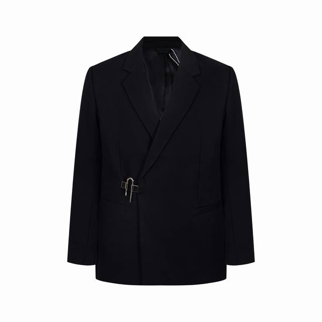 Gvc 纪梵希Mmw 今年全新系列 锁扣西装 多位明星博主上身火热程度可想而知 高克重斜纹羊毛面料 全套五金开模定制 牛角五金托底复合纽扣 并非一体成型 定织提