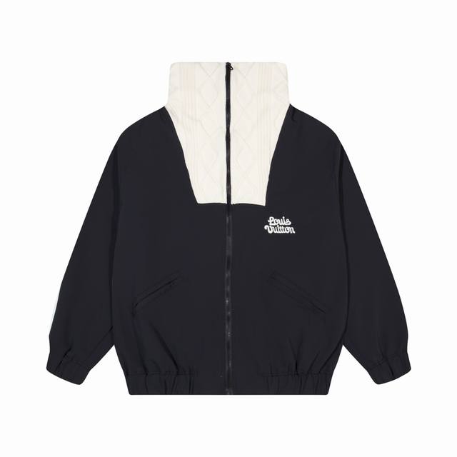 LV* 路易24新款绞花针织衣领拉链前襟束腰夹克外套 本款束腰夹克取材斜纹锦纶，标识刺绣和大号Blooming Lv标识刺绣分饰前后，绞花针织高领，领边前袋，弹