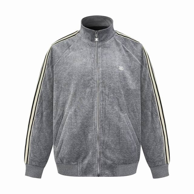 Celine 凯旋门刺绣夹克 定制云柔双生绒雾棉缎 细腻柔滑 贴肤如云朵包裹 以高级灰为主基调 低调而富有内涵 标志性Celine凯旋门刺绣在灰雾绒面上苏醒 辨