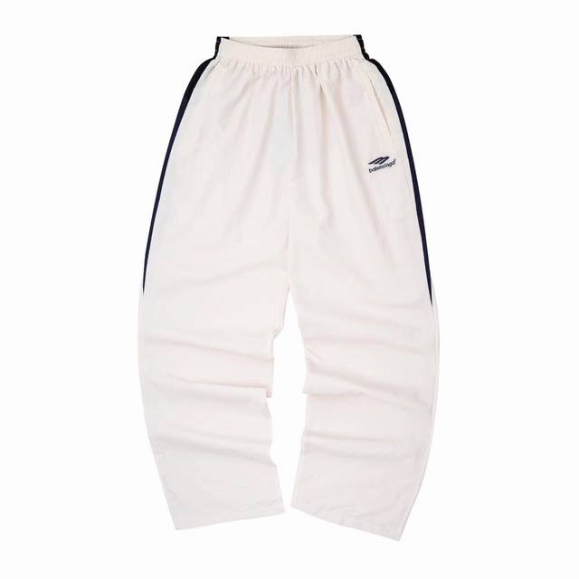 Balen 3B Sports运动裤子 最高版本 进口尼龙功能性面料，经纬三线混纺，手感舒适透气。采用3D立体剪裁，机能结构拼接，前胸与裤身专属3B Sport