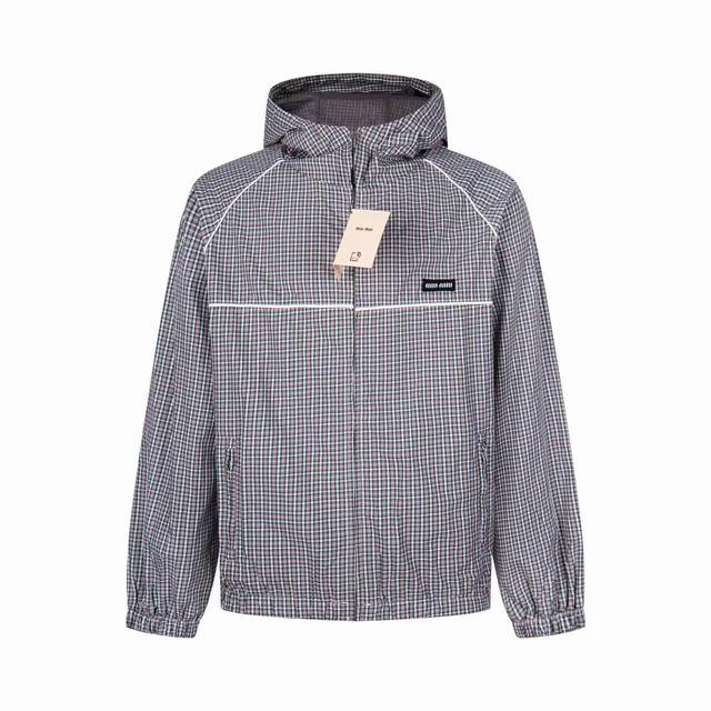 Miumi* 缪缪 格纹科技面料飞行员夹克 复古两色格纹图案 饰有品牌标识刺绣徽标 抽绳连体兜帽 弹力松紧袖口和下摆 灰色网状衬里 拉链开合 码数 38 40