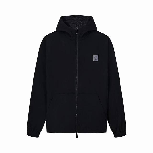 Lv2025春夏新款双面穿连帽外套 格子提花面料对位裁剪 胸前皮标设计 五金刻字面料原版还原男女同款 工艺：双面穿 尺码：46 48 50 52