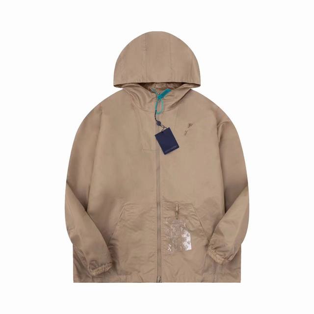 Lv暗纹提花双面穿夹克冲锋衣外套 双面穿夹克，分为纯色面和满Logo提花面，两种风格随意切换，款式不需多说，低调奢华，双面都带走1V经典元素，宽松版型，上身休闲