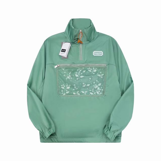 Dio Cd 迪家23春夏新款卫衣夹克这款采用防水蓝色缎面科技面料精心制作 搭配对比鲜明的网眼织物拉链口袋 胸口刺绣方框内点缀以Chrstian Dior Co