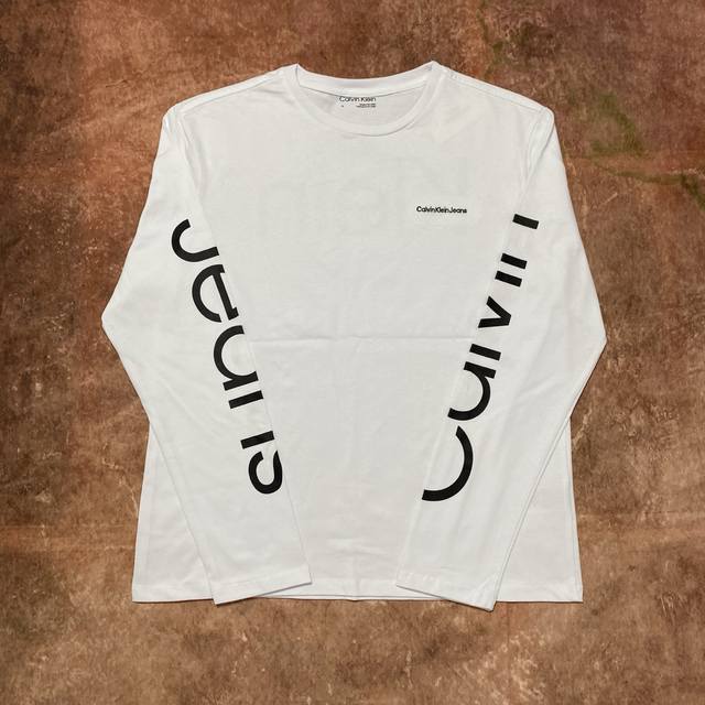 Ck刺绣长袖标识以利落线条铺满衣袖，极简主义便有了具象表达。 这件白衫是风格的 万能公式 ： 背面醒目的 Klein 字样，将品牌辨识度拉满，行走间自成焦点；