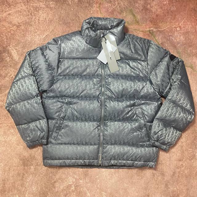 Cd Dior迪奥满印短款 宣言印花 重塑冬日时尚 三色满印 诠释不同型格 经典黑：神秘底色叠加立体印花，低调中尽显奢华张力 深邃藏青：沉稳却不沉闷，都市夜晚最