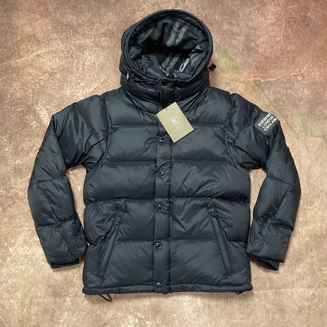 巴宝莉 Bbr Burberry 2025秋冬新款连帽，一衣两穿，可拆，装饰Vinatage复古格纹内衬的高领与连帽 可拆式衣袖 缔造造型 上身效果超级棒 舒适