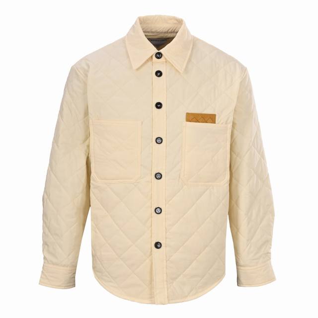 高版本 Bottega Veneta葆蝶家Bv编织皮口袋翻领单排扣夹棉棉服 原版17900购入，面布采用进口40D涤纶全棉布料，面料具有一定的防水防雪功能，水洗