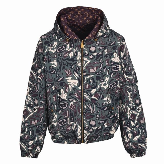 高版本 Louisvuittonlv Xnigo联名款迷彩双面连帽外套 原版26800购入，主面料为高密锦纶，通过定织定染工艺制作，兼顾轻薄性与防风性；面料表面