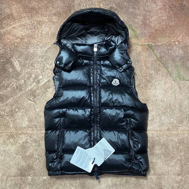 Moncler 蒙口 高版本连帽羽绒马甲 超人气爆款单品，个性街头朋克风格打造，情侣款高规羽绒 当下最火的款式 采用标志性哑光科技防水面料制成，面料手感光滑且非