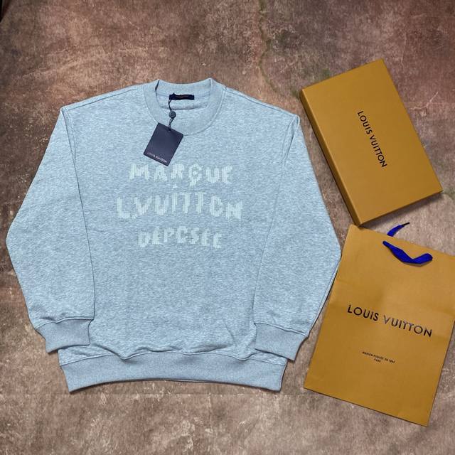 LV路易 Louis Vuitton* 字母刺绣Nigo系列圆领 面料：采用380克双股鱼鳞毛圈，搭配420克配套双纱螺纹。新疆棉定织定染亮光灰。 工艺：刺绣采