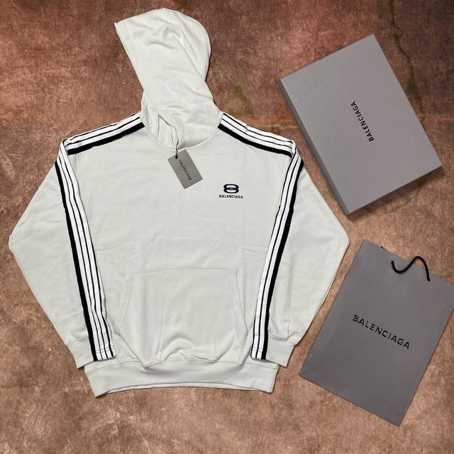 顶级版本.官网品质 Balenciaga巴黎Ss25最新款，肩袖拼色.拉条.前左胸口刺绣经典双环Logo连帽卫衣，砖柜同步，第一时间研发 面料采用巴黎Zp定织定