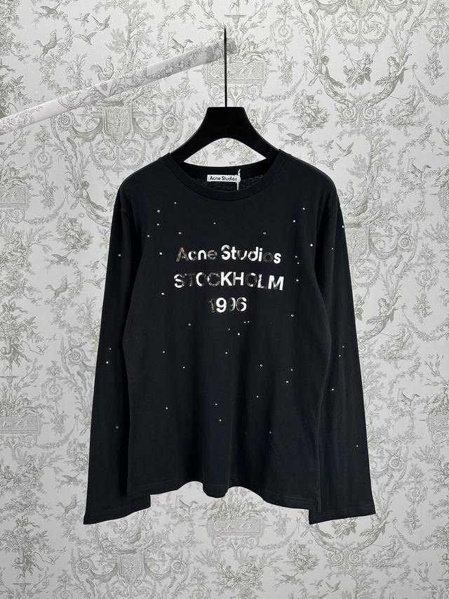 Ac 25Ss 新款 Logo T恤 长袖套头T恤，胸前印有金属箔材质的“Acne Studios 1996”图案，搭配亮片细节。采用轻质棉麻混纺面料制成，具有