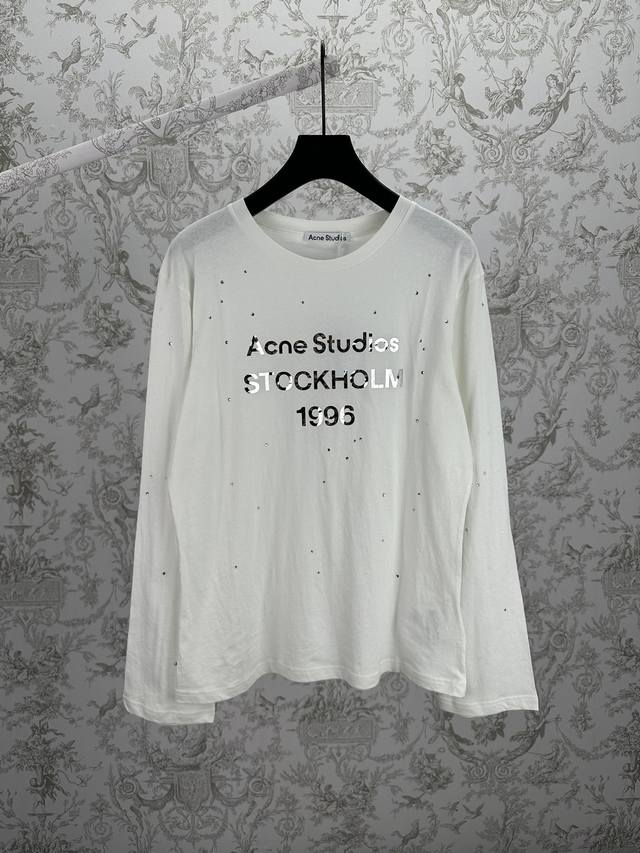 Ac 25Ss 新款 Logo T恤 长袖套头T恤，胸前印有金属箔材质的“Acne Studios 1996”图案，搭配亮片细节。采用轻质棉麻混纺面料制成，具有