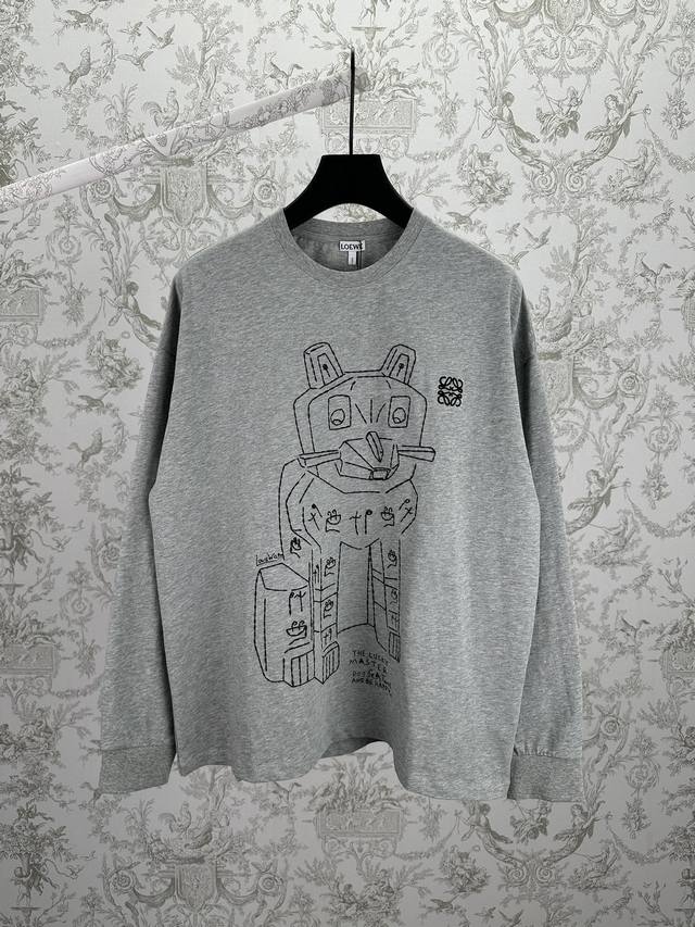 罗意威 25Ss新款棉质长袖 T 恤 混合灰色 轻盈棉质 T 恤，正面饰有 Lucky Cat 刺绣。T 恤灵感源自 Louis Wain 的 “Futuris