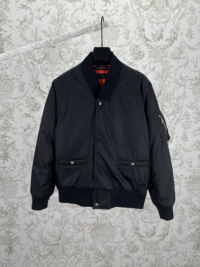 驴家 25Ss新款飞行夹克本款飞行夹克出自 2025 秋冬 pharrell Williams 与 Nigo 的合作系列，以莹泽科技斜纹面料塑造短款剪裁，搭配摩