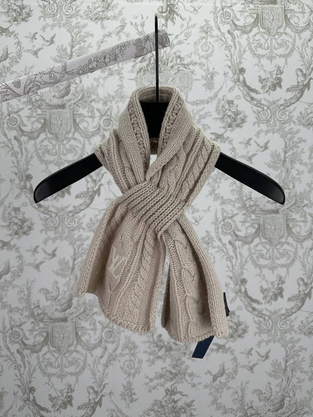 驴家 25Ss新款Only Lv Mini Cable 围巾Only Lv Mini Cable 围巾为绵羊毛融入 Lv 字母刺绣，娓娓道出冬日潮流风范。经典绞