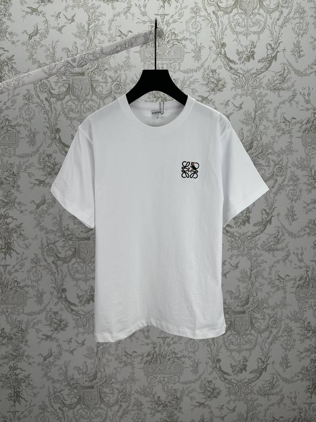 罗意威 25Ss新款棉质宽松版型 T 恤 白色 轻盈棉质 T 恤，胸前饰有 Futurist Cat 和 Anagram 刺绣。T 恤灵感源自 Louis Wa