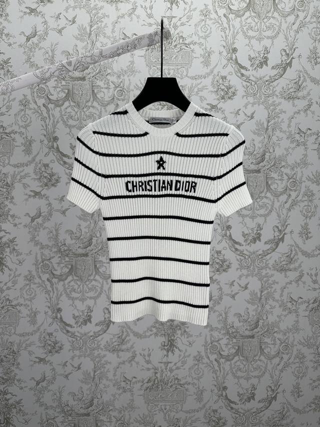 迪奥 25Ss新款Dior MarinièRe 短袖针织衫 米白色和海军蓝色棉质罗纹针织面料这款短袖针织衫饰以经典的米白色和海军蓝色 Dior MarinièR
