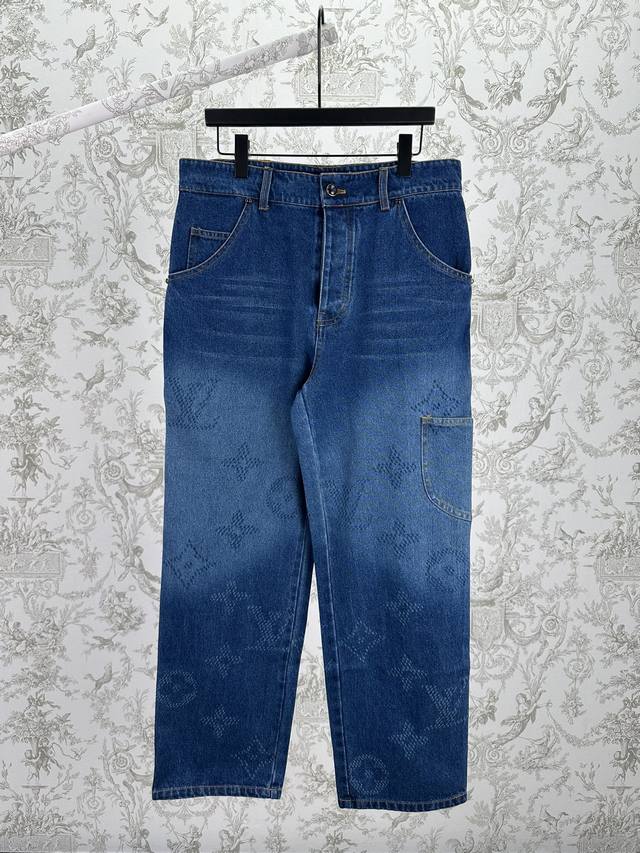驴家 25Ss新款Monogram 牛仔工装裤本款牛仔工装裤以水洗工艺营造复古效果，为休闲版型铺陈渐变效果 Monogram Seeds 图案。侧袋和锤子固定环