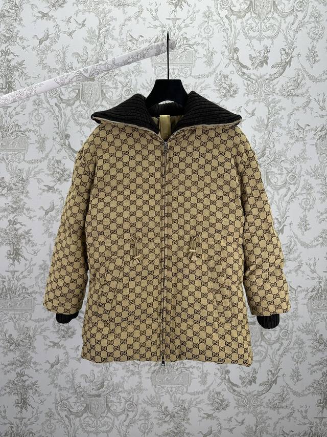 G家 25Ss新款Gg帆布夹克品牌典藏图案与休闲丹宁面料、轻质帆布和精致绒面材质等纹理精美的面料交相辉映，令系列熠熠生辉。这款夹克选用Gg帆布精制而成，配以针织