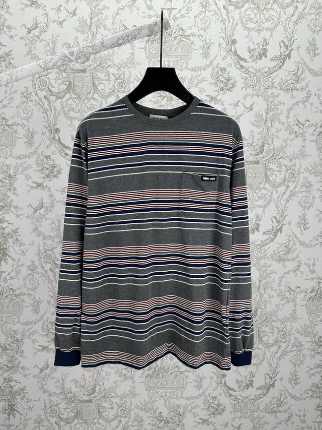 Miumiu 25Ss新款条纹圆领长袖 胸口口袋处带有字母标识 高版本 码数：S.M.L.