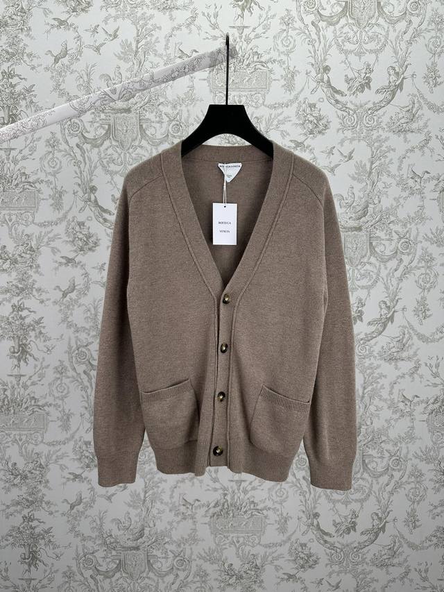 Bv 25Ss新款山羊绒开衫经典中等厚度山羊绒开衫，配有Intrecciato编织绒面革贴饰 纽扣开合 码数：S.M.L.Xl.