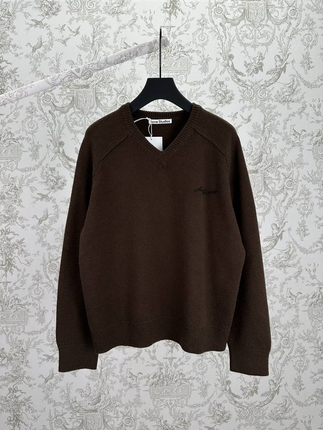 Ac 25Ss新款羊毛 V 领开衫此款深 V 领开衫以精心挑选的牦牛毛纱线制成。配有厚实的罗纹领、西装袋，胸前点缀 Acne Studios 刺绣徽标。纽扣开襟