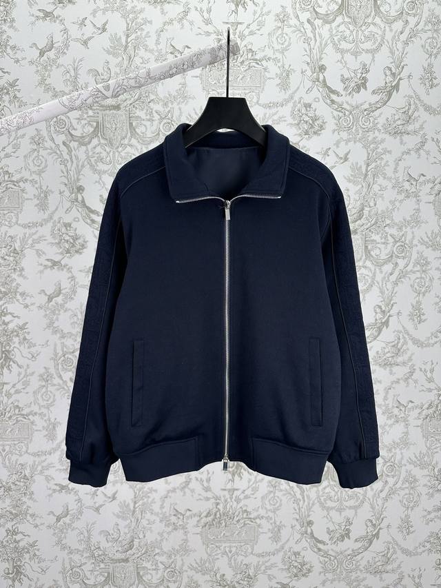 迪奥 25Ss新款运动夹克 米色棉质混纺平纹针织面料 Oblique 印花这款 Oblique 印花运动夹克将运动风格与优雅气质巧妙融合。采用米色棉质混纺平纹针