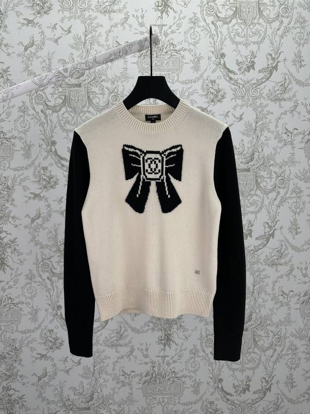 香奈儿 25Ss新款滑雪系列 印花圆领套头长袖毛衣 胸前带有蝴蝶结刺绣 码数：S.M.L.