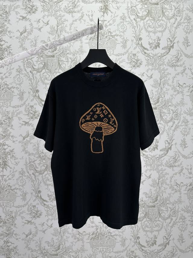 驴家 25Ss新款短袖嵌花圆领衫这款利落的 T 恤采用细腻针织棉料制成，休闲造型搭配趣味图形。其灵感源于本季的英伦乡间漫旅，正面饰有俏皮的蘑菇嵌花图案，并巧妙融