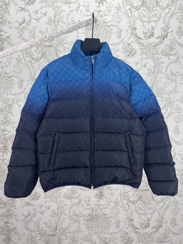 G家 25Ss新款印花平纹府绸拉链夹克品牌呈现多款渐变色配色，意在凸显面料质感和颇具辨识度的Gg图案。这款夹绒夹克以浅蓝色至蓝色渐变色平纹聚酯纤维府绸打造，通体