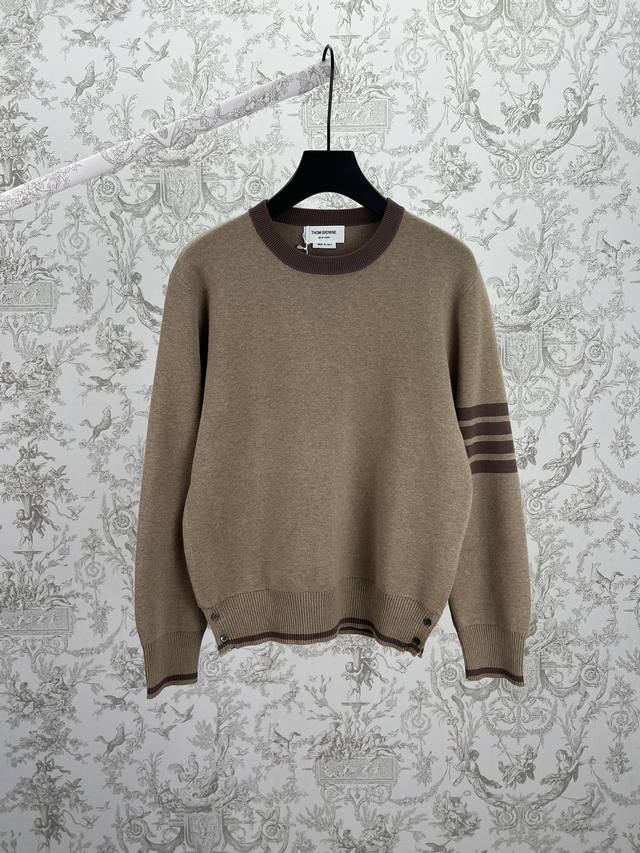 Tb 25Ss新款条纹圆领长袖针织衫 袖口和下摆带有纽扣 男款 卡其色 码数：1.2.3.4.