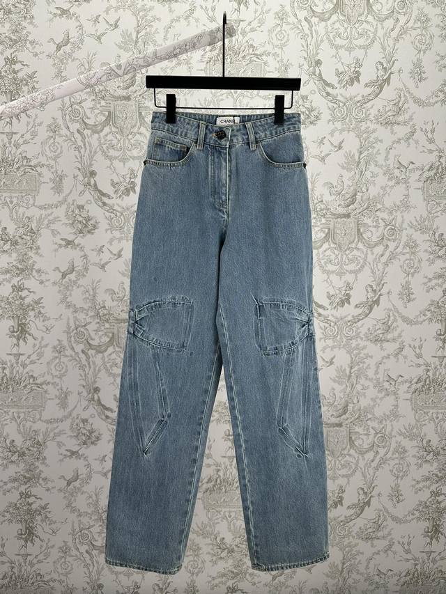 香奈儿 25Ss新款秋冬预告系列蝴蝶结牛仔长裤 口袋处点缀黑色蝴蝶结纽扣 高版本 女款 码数：S.M.L. 温馨提示：女装只换码