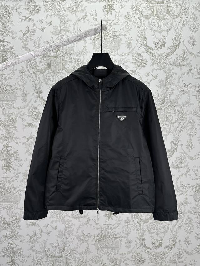 普拉达 25Ss新款再生尼龙夹克Logo徽标纯色连帽束腰夹克 男款 黑色 码数：S.M.L.Xl.