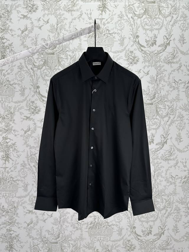 巴宝莉 25Ss新款长袖衬衫，选用意大利精纺棉府绸面料打造。呈现常规版型，前胸绣有 B 字型吊饰图案。 码数：S.M.L.Xl.Xxl.Xxxl.