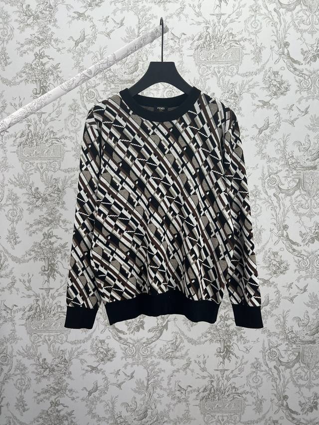 芬迪 25Ss新款套头衫拼色羊毛毛衣标准剪裁圆领套头衫。提花羊毛纱线材质，饰黑色、棕色、白色三色Fendi Tape图案，灵感源自1920年代，斜纹设计呼应20